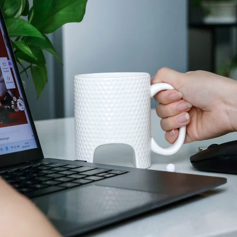 Geschenkset für Golf Liebhaber mit Keramik Tasse in Golf Form und Kugelschreiber aus Metall in Weiß - Bild 3