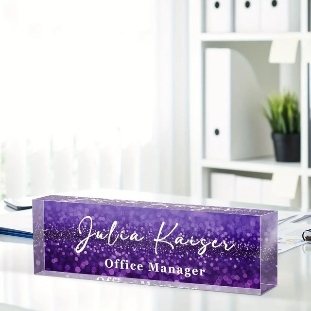 Personalisiertes Acryl-Schreibtisch-Namensschild von Hello Young mit lila Polka-Dot-Muster in Weiß, rechteckiges Tischschild aus Kunststoff für dein Büro - Bild 1