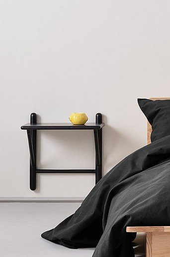NIMBUS Wandmontierter Nachttisch von Jotex aus Kiefernholz in Schwarz Matt - Bild 1