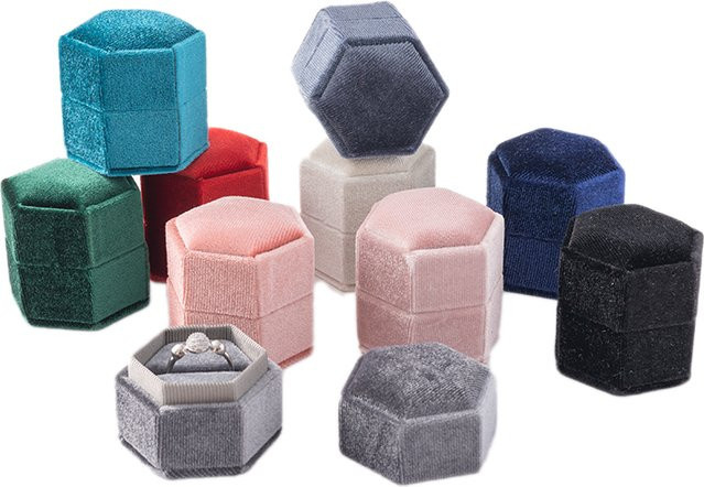 Samt-Einzelring-Box als Schmuck-Organizer und Geschenkverpackung für Hochzeiten und Verlobungen - Bild 1