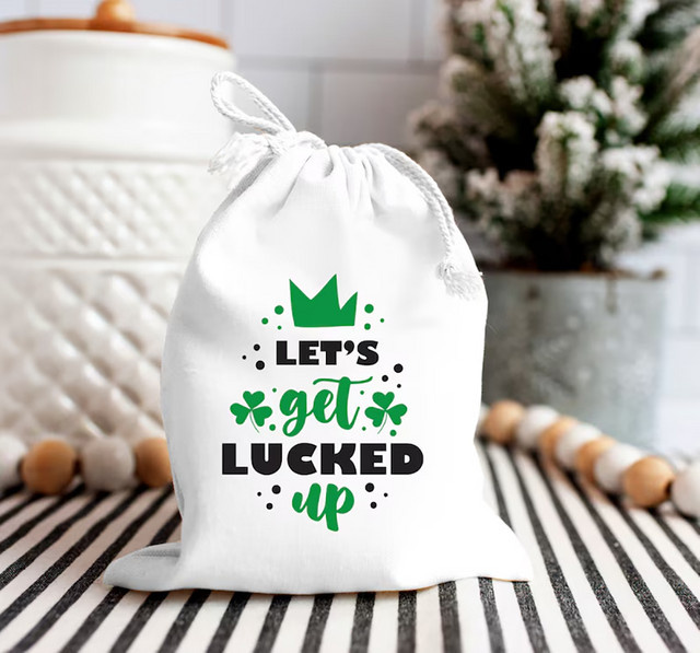 Lets Get Lucked Up St. Patrick's Day Geschenkbeutel mit Kleeblatt-Motiv in Weiß - Bild 1