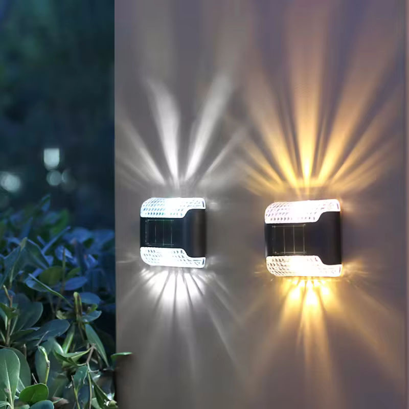 Wasserdichte Solar-LED-Wandleuchte in Schwarz mit warmweißem Licht und intelligenter Lichtsteuerung für Garten, Balkon und Zaun - Bild 3