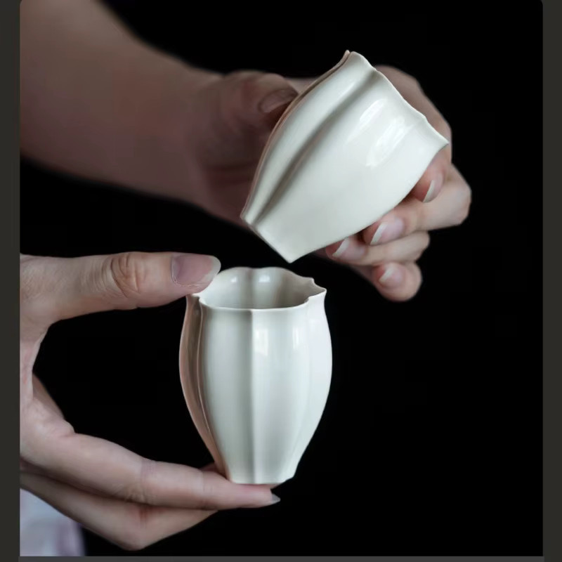 Weiße Keramik-Teetasse im antiken Lotus-Design für deine Teezeremonie - Bild 5
