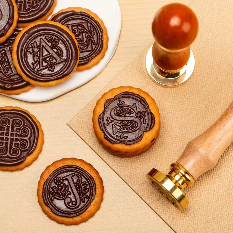 Personalisierter Schokoladenstempel aus lebensmittelechtem Material in Braun für dein Logo-Branding und DIY-Schokoladen-Dekoration - Bild 4