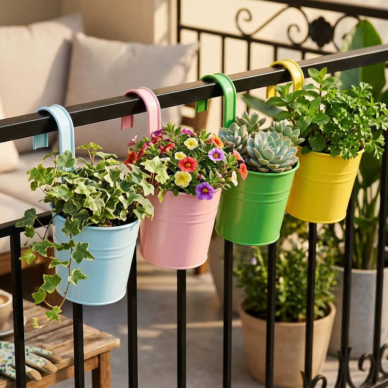 Robuster Hängepflanzkübel aus Metall mit Haken für Balkon und Garten in Mehrfarbig - Bild 2
