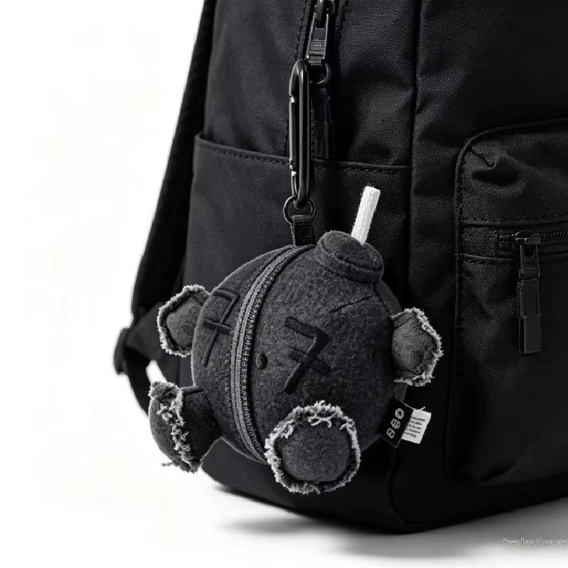 Bandai B-T-S World Tour Arirang Schlüsselanhänger, schwarze Denim-Plüschpuppe, Unisex - Bild 3
