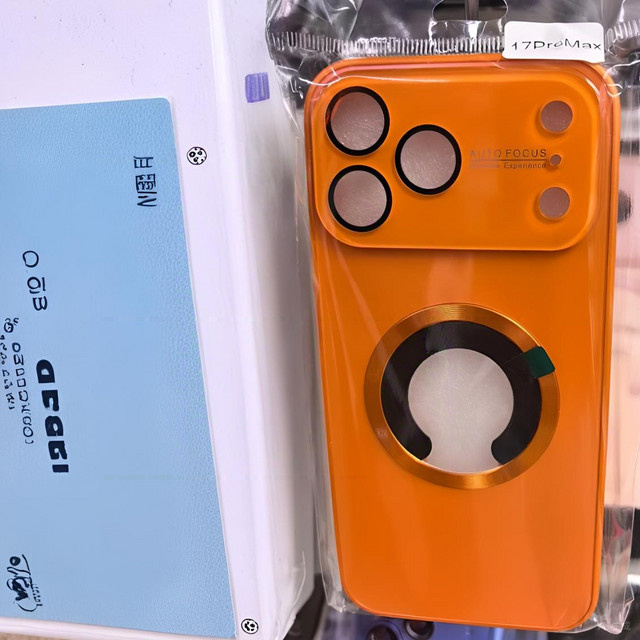 Luxus AG MagSafe Magnetische iPhone Schutzhülle mit mattem Finish und großem Fenster in Orange - Bild 1
