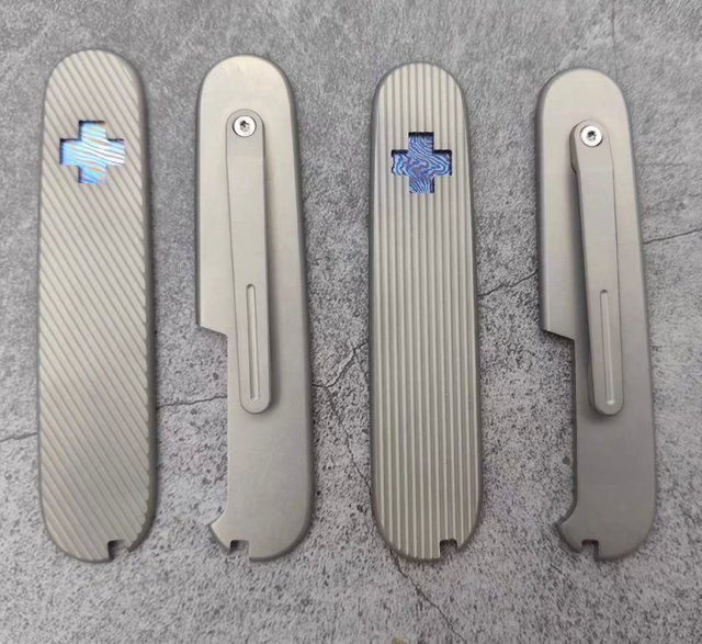 Victorinox Titanlegierung TC4-Griffstücke mit TI-Damastkreuz und Taschenclip in Silber für 91mm Schweizer Taschenmesser - Bild 1