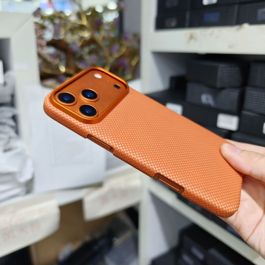 Ultradünne magnetische Handyhülle aus echtem Aramid-Kohlefaser für iPhone 17 Pro Max in Orange mit MagSafe Wireless Charge Schutzhülle - Bild 2