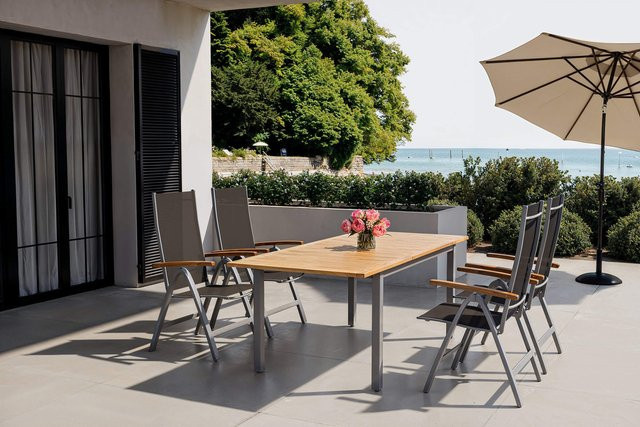 Villana Garten-Essgruppe aus Aluminium und Eukalyptus in Silber mit 4 Klappstühlen und ausziehbarem Tisch, B/T/H: 90 x 150/200 x 76 cm - Bild 1