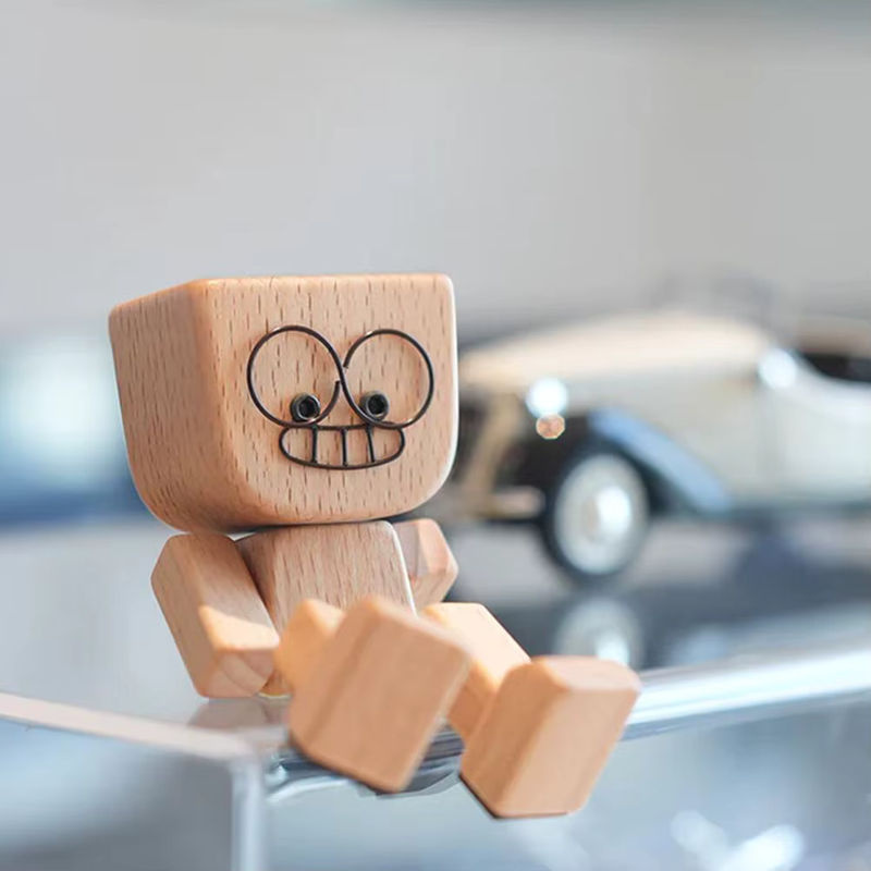 Lustige Holzfigur mit schwingenden Beinen für das Armaturenbrett, brauner hölzerner Mann mit austauschbaren magnetischen Emoticons als skandinavische Auto-Dekoration - Bild 4
