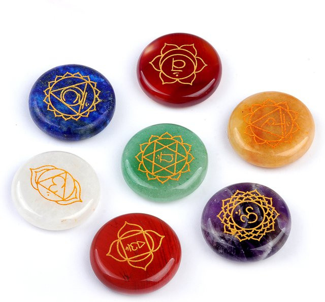 Welt der Kristalle Sieben Chakra Kristalle mit gravierten Symbolen, natürliche Reiki Heilsteine, bunt, rund und poliert - Bild 1