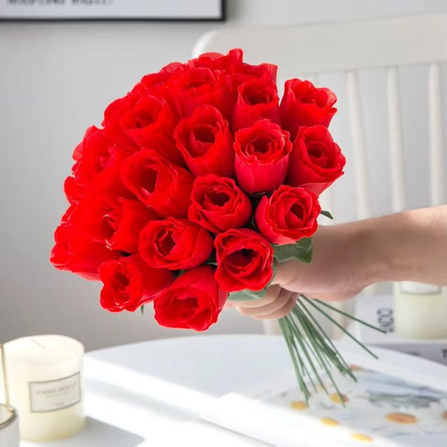 XIAOYINMO Künstliche rote Seidenrosen als Blumenstrauß für Tischdekoration, Hochzeit und Valentinstag - Bild 1