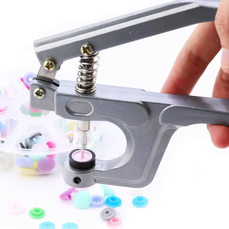 DUCRYSTAL T5 Kunststoff-Druckknopf Set mit Zange und Organizer-Behälter für DIY-Kleidungsstücke - Bild 4