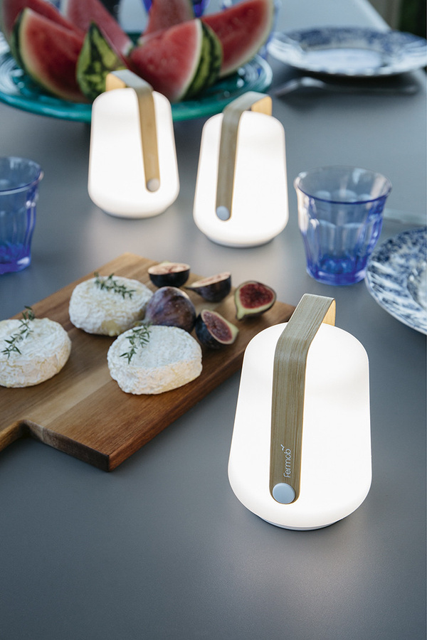 Fermob Balad Bamboo Set mit 3 LED Tischleuchten in Weiß und Holzoptik, wiederaufladbar und dimmbar - Bild 4
