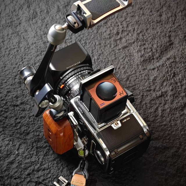 Hasselblad Spezial-Erweiterungs-L-Board mit Massivholzgriff für 503cw/cx 501cm 500cm in Schwarz oder Braun - Bild 1