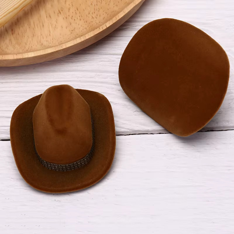 Kreative Schmuckschatulle in Cowboy Hut Form aus Samt in Braun für Ringe und Schmuckdisplay - Bild 4