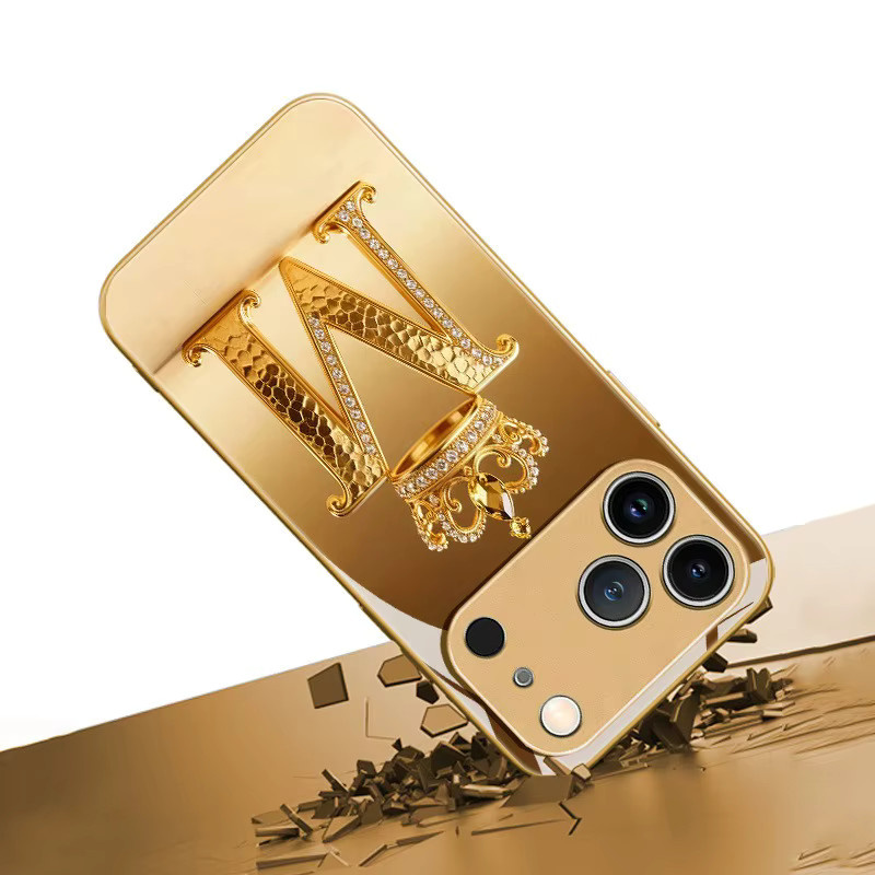Luxus Handyhülle mit Gold Krone und Buchstabe M Muster in Metallic für iPhone 11 bis iPhone 17 Pro Max und weitere Modelle - Bild 2