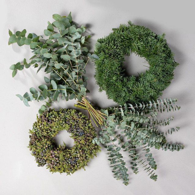 BLUME2000 Adventskranz aus Tannengrün mit Eukalyptuszweigen in Grün, Durchmesser: 30 cm - Bild 1