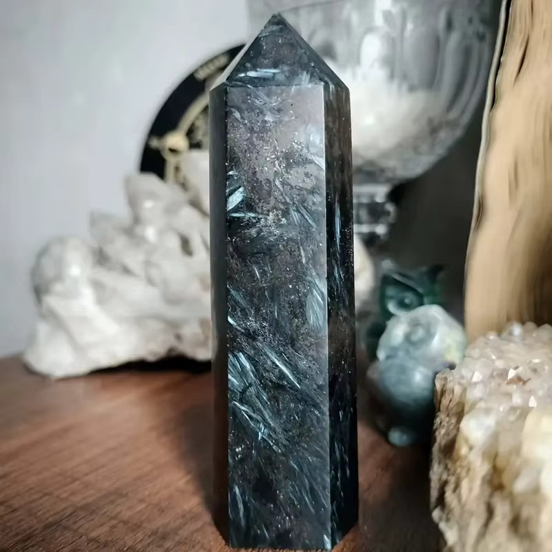 Sisterstone Arfvedsonit Quarz Kristall Turm in Schwarz als geometrische Dekoration und Heilstein - Bild 3