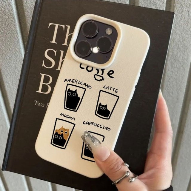Apple iPhone Schutzhülle mit Kaffeemuster und Lychee-Textur in Beige für iPhone 17, 16 und 15 Serien - Bild 1