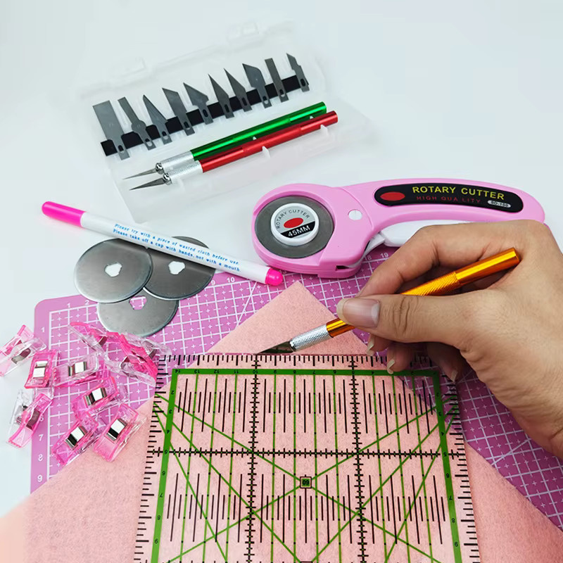 Drehbares Schneideset für DIY-Handwerk und Papierkunst in Pink mit A4-Schneidpad, Nahtlineal, Clips und Schnitzmesserset - Bild 2