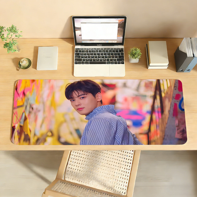 Singer Cha Eun-woo Mauspad XXL Schreibtischunterlage in Multicolour mit rutschfestem Rand für PC und Laptop - Bild 1