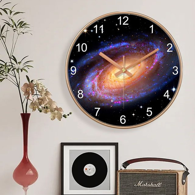 Geräuslose runde Wanduhr von p.chuang im abstrakten Galaxie-Design mit Sternen-Motiv, analoge Quartz-Uhr in Bunt und Schwarz für dein Wohnzimmer oder Schlafzimmer - Bild 1