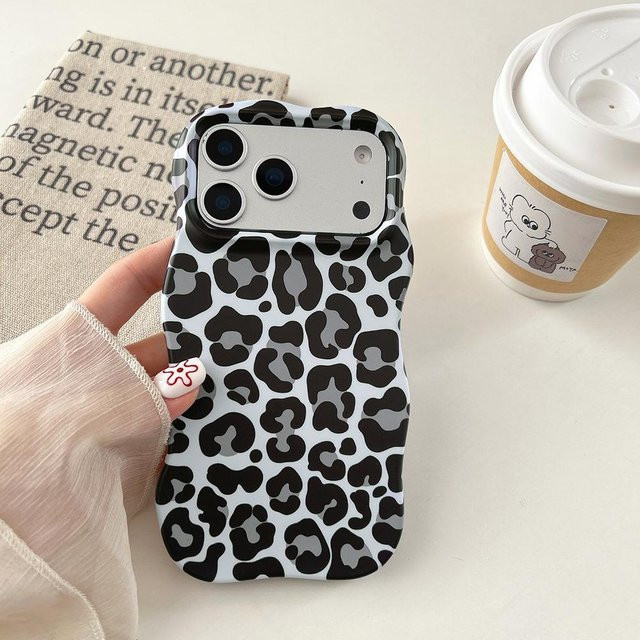 ASONPAI 2-in-1 Schutzhülle mit Leopardenmuster und Wellenkante für iPhone 13 14 15 16 17 in Schwarz - Bild 1