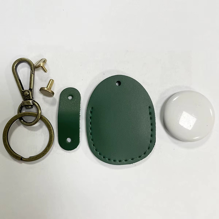 Retro Leder Schlüsselanhänger für Apple AirTags in Grün als Schutzhülle und Anti-Lost-Tracker - Bild 4