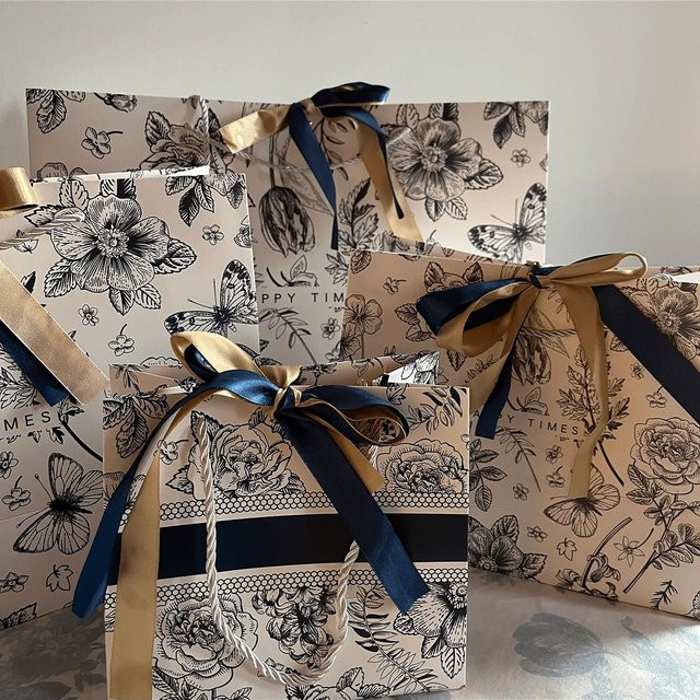 Premium Geschenktüte aus Papier mit floralem Design und Band für Muttertag oder Geburtstag - Bild 1