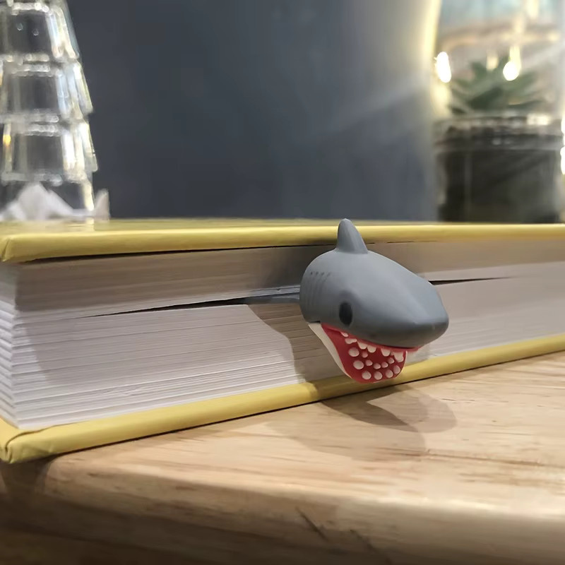Kreatives 3D-Lesezeichen Hai in Weiß, Schwarz und Rot aus Kunststoff - Bild 3