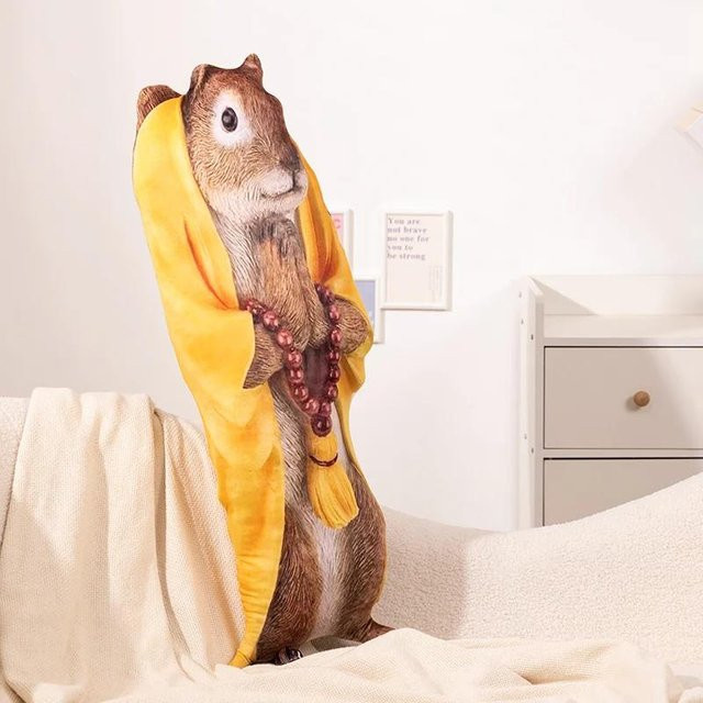 Yiran Health & Beauty Cartoon Eichhörnchen in gelbem Gewand Wolf im Schafspelz, Plüschtier Puppe, Grau, Gelb - Bild 1