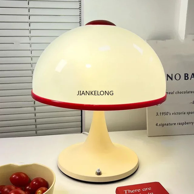 Nordic Studio Pilz Schreibtischlampe im Koreanischen Retro-Stil aus Metall und Acryl in Weiß - Bild 1