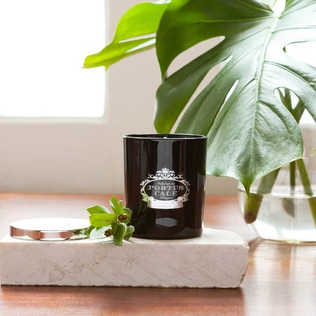 Castelbel Portus Cale Black Edition Duftkerze im schwarzen Glasbehälter mit holzig-orientalem Duft - Bild 1