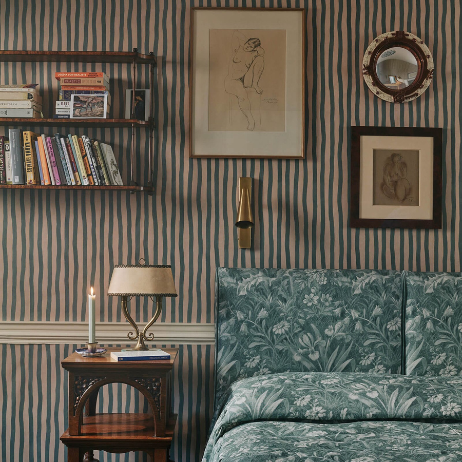 House of Hackney Tapete Artists Stripe in Euphorbia/Alabaster mit botanischem Streifendesign - Bild 1
