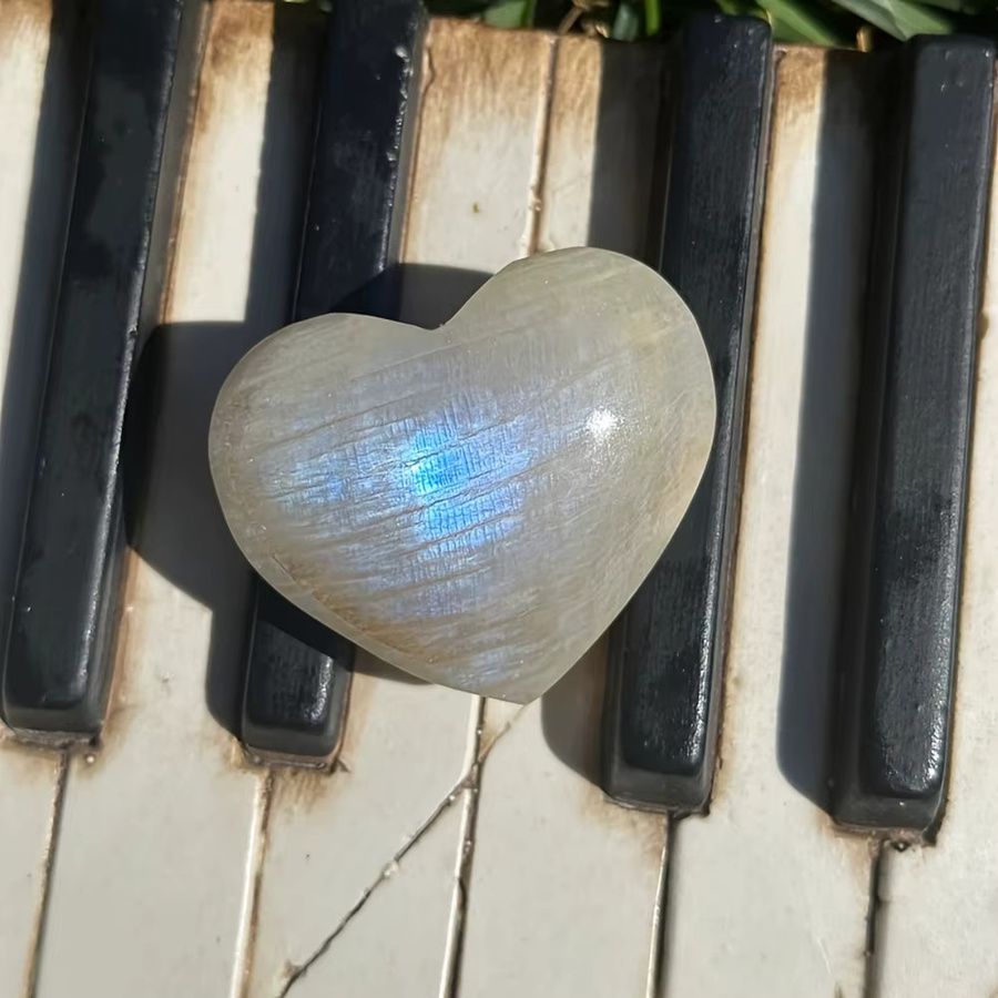 CrystalHOLA Natürlicher blauer Mondstein Herz-Palmenstein in Blau und Multicolour, handpoliert mit schillernden Regenbogenfarben - Bild 2