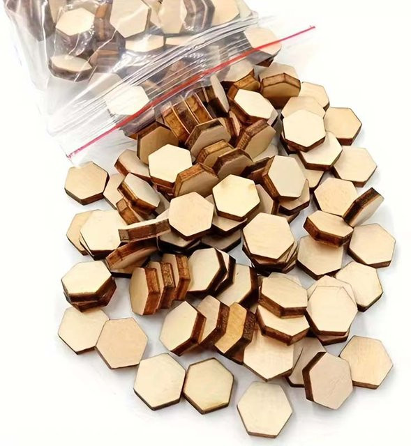 100 Stück dekorative sechseckige Holzspäne in Beige für DIY-Handwerk und Tischdekoration - Bild 1
