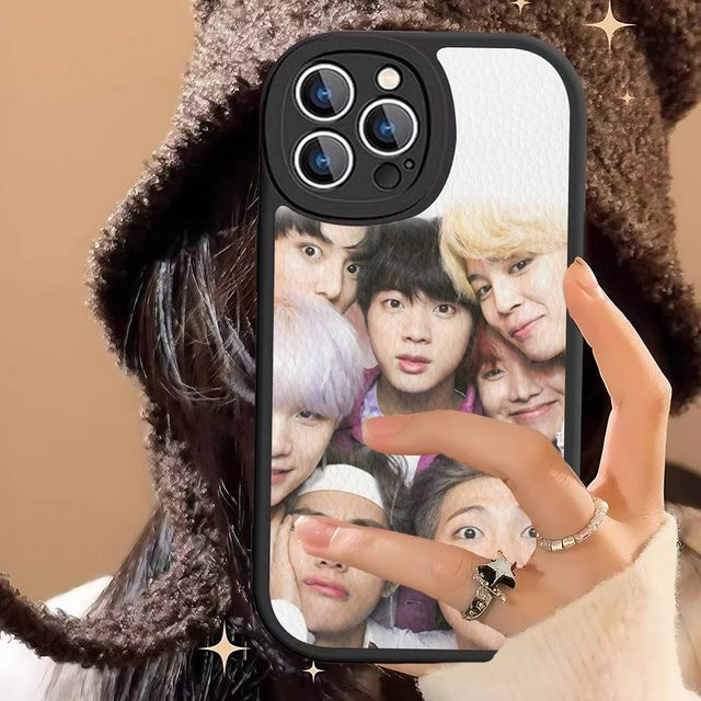 BTS Bangtan Boys Leder Handyhülle für iPhone 16 15 14 13 12 11 Pro Max Plus und XS Max in Multicolour - Bild 1