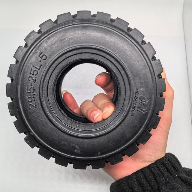 MABEMODO JDM-82 RC-Lader-Reifen, robuste Gummiräder, 1/14 Maßstab - Bild 1