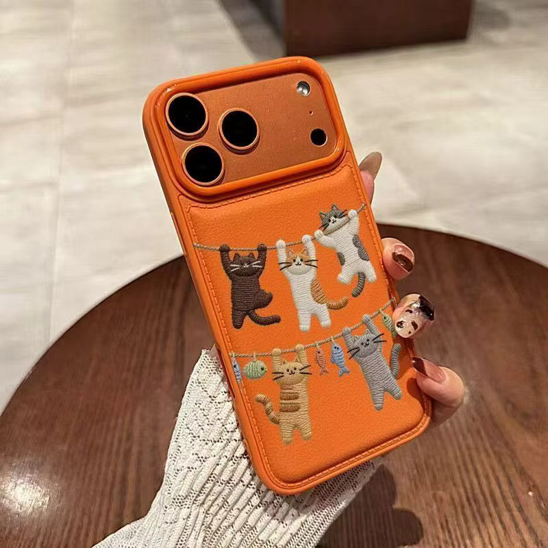 Weiche Silikonhülle mit Katzenmuster und Imitationsstickerei für iPhone 11 bis iPhone 17 Pro Max in Orange - Bild 1