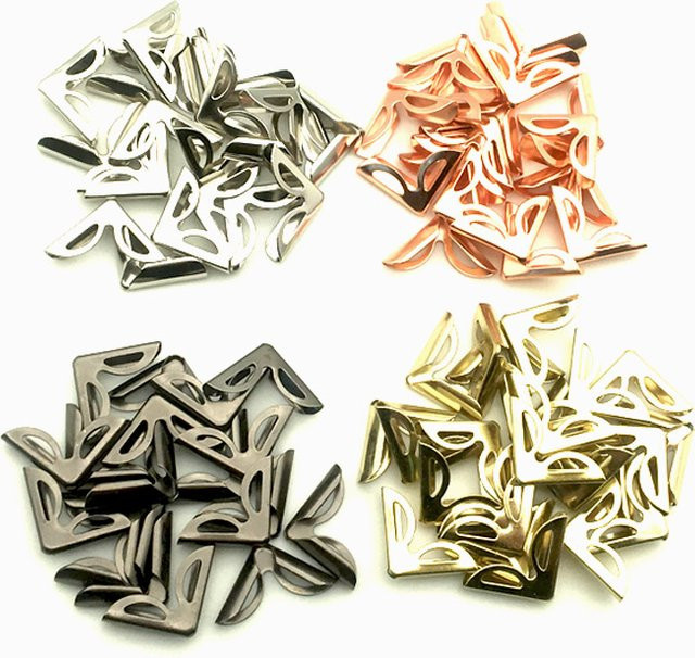 100 Stück Eckschutz aus Metall in Roségold für Fotoalben, Menüs und Scrapbooking, B/T/H: 1,6 x 1,6 x 0,4 cm - Bild 1