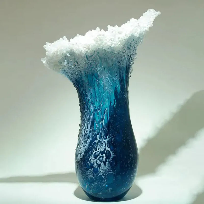 Moderne wellenförmige Vase aus Kunstharz in Ozeanblau mit abstrakter Riss-Optik zur Dekoration - Bild 3