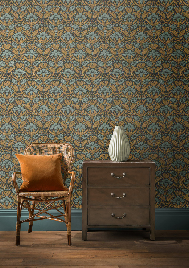 GP & J Baker Tapete Iris Meadow in Aqua und Ochre mit floralem Art Nouveau Design und botanischem Muster aus Vlies - Bild 1