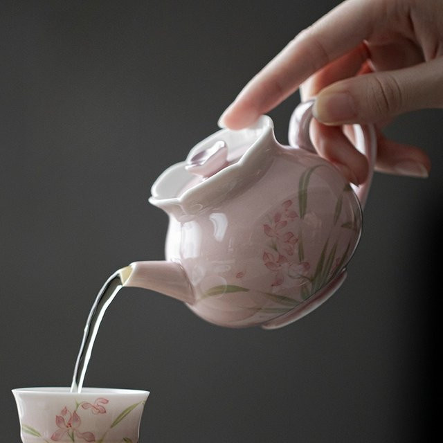 Handgefertigte Keramik-Teekanne mit Orchideen-Design in Pink inklusive Infuser - Bild 1