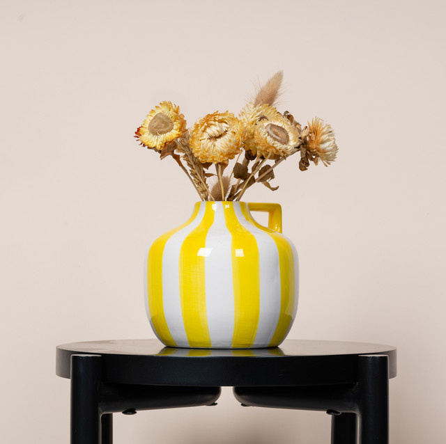 Steingut Vase von BLUME2000 mit Streifenmuster in Gelb/Weiß für die Frühlingsdekoration auf dem Tisch - Bild 1
