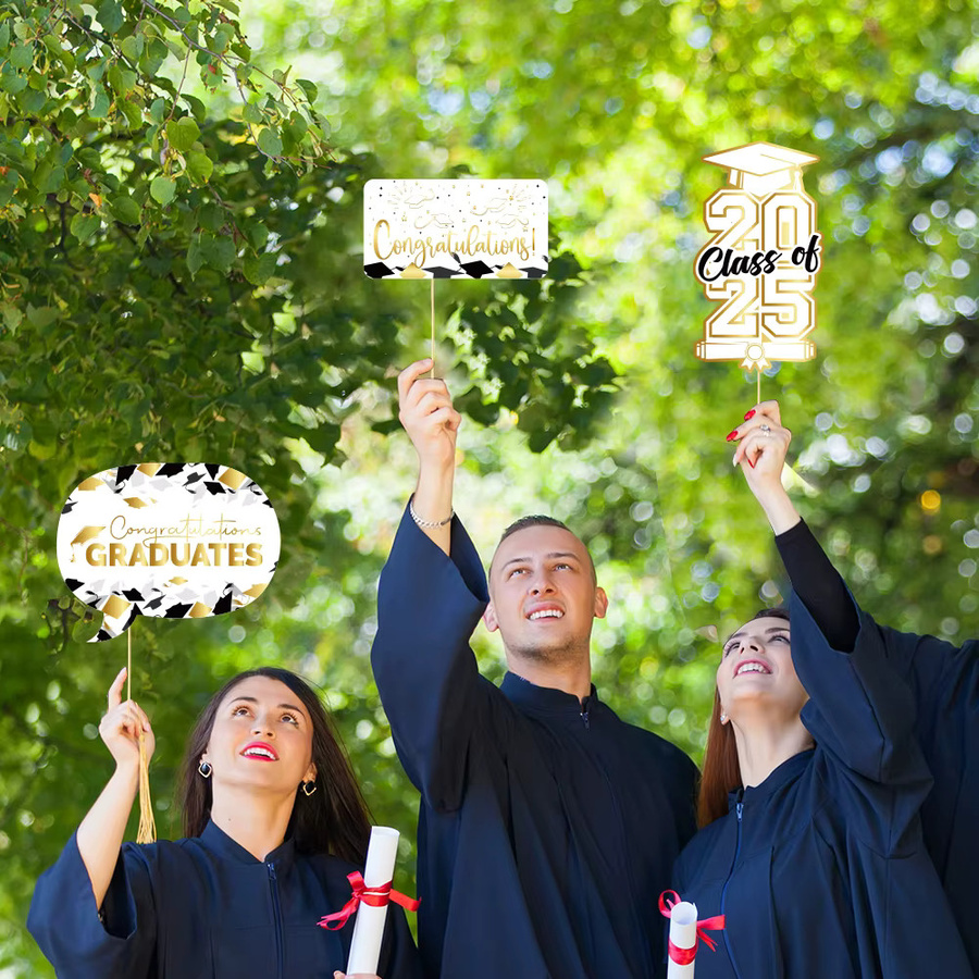 Fotoautomaten-Requisiten-Set für Abschlussfeiern Klasse 2025 in Schwarzgold mit Fotokabinenrahmen und Selfie-Requisiten aus Papier - Bild 4