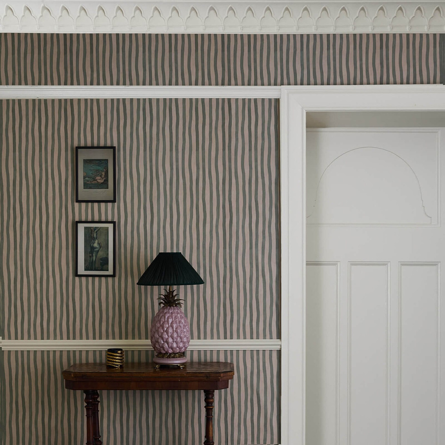 House of Hackney Tapete Artists Stripe in Sap/Alabaster mit abstraktem Streifenmuster aus Vlies - Bild 1
