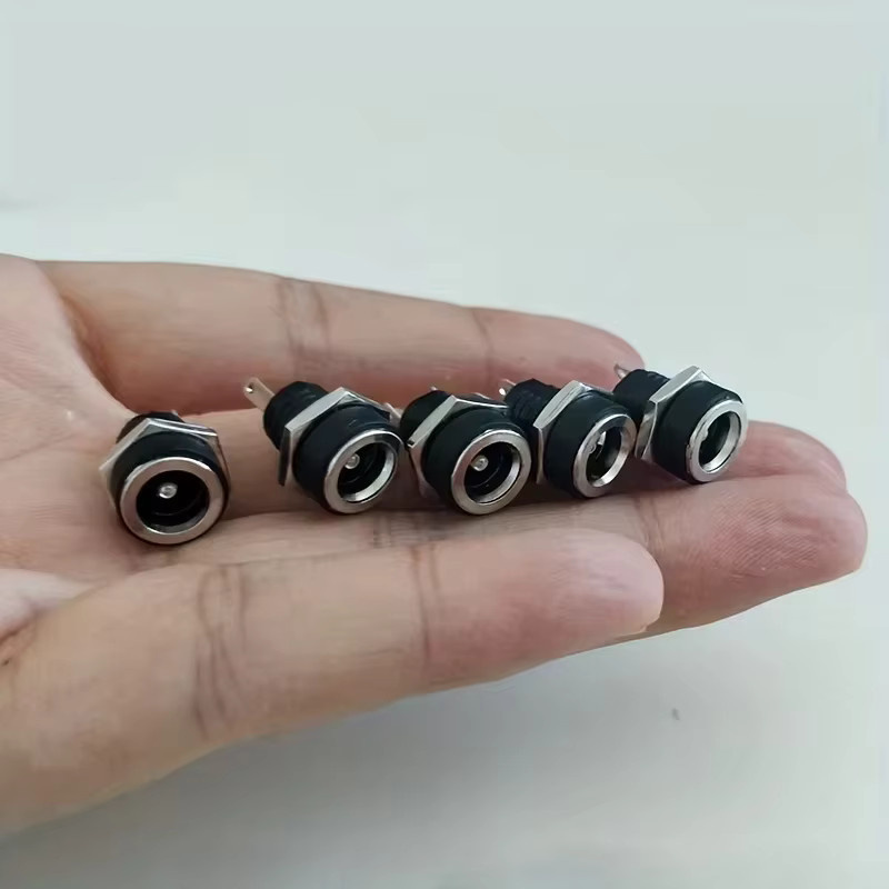 AOKIN DC-Steckverbinder Set mit 20 Stück (10 Paar) Männlich und Weiblich in Schwarz, DC-Stromadapter mit Schraubanschluss für Panelmontage, Maße: 5,5 x 2,1 mm und 3,5 x 1,3 mm - Bild 4