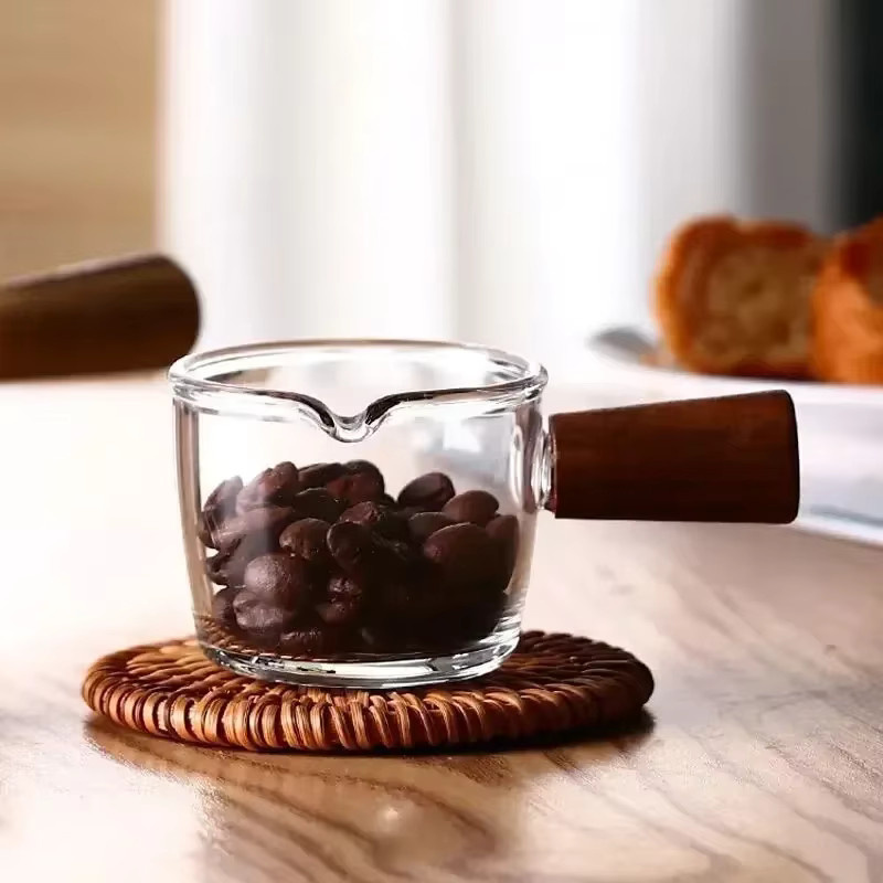 Glas Messbecher mit Holzgriff in Transparent für Milch und Kaffee - Bild 5
